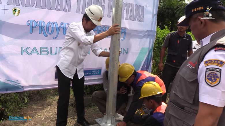 Pendirian Tiang Pertama Proyek Lampu Penerangan Jalan Di Kabupaten Madiun