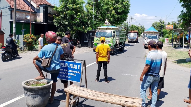 Protes Kerusakan Jalan dan Debu, Warga Desa Tutup Sementara Akses Jalan